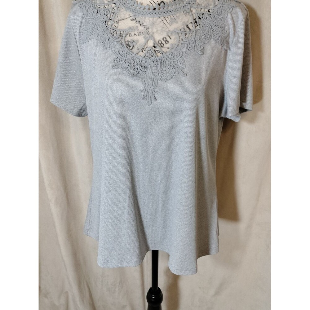 Women's Light Gray Top w/Lace Neckline Detail. Size XXL